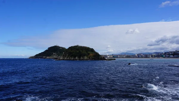 Güneşli bir sonbahar gününde San Sebastian Körfezi 'nin panoramik manzarası
