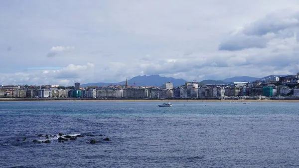Güneşli bir sonbahar gününde San Sebastian Körfezi 'nin panoramik manzarası
