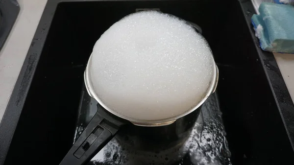 Detergente Suds Lavar Uma Panela — Fotografia de Stock