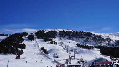 6 Aralık 2021 'de Andorra' nın dağlarının ve kayak yamaçlarının karlı görüntüleri.
