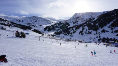 6 Aralık 2021 'de Andorra' nın dağlarının ve kayak yamaçlarının karlı görüntüleri.