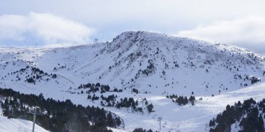 6 Aralık 2021 'de Andorra' nın dağlarının ve kayak yamaçlarının karlı görüntüleri.