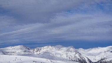 6 Aralık 2021 'de Andorra' nın dağlarının ve kayak yamaçlarının karlı görüntüleri.