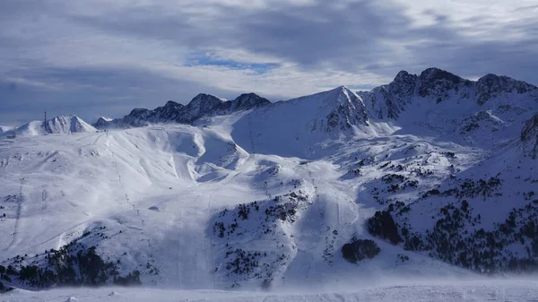 6 Aralık 2021 'de Andorra' nın dağlarının ve kayak yamaçlarının karlı görüntüleri.