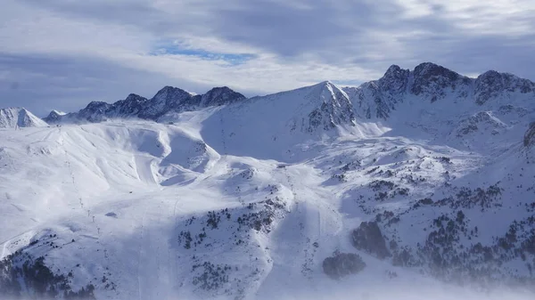6 Aralık 2021 'de Andorra' nın dağlarının ve kayak yamaçlarının karlı görüntüleri.