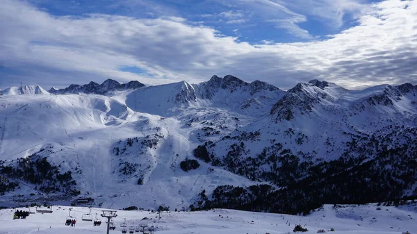 6 Aralık 2021 'de Andorra' nın dağlarının ve kayak yamaçlarının karlı görüntüleri.
