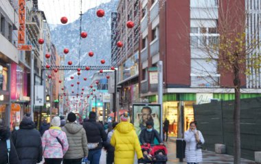 Andorra la Vella, Andorra, 7 Aralık 2021: Andorra sokaklarında Noel süsü ve atmosferi