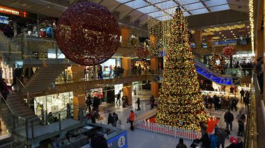 Andorra la Vella, Andorra, 7 Aralık 2021: Andorra 'da bir alışveriş merkezinde Noel süsü ve Noel ağacı