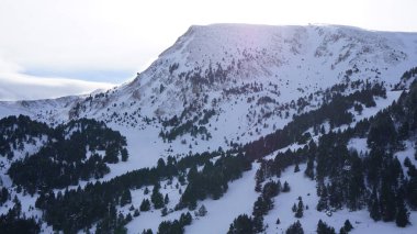 Andorra 'daki Grandvalira dağlarının ve kayak yamaçlarının karlı manzarası
