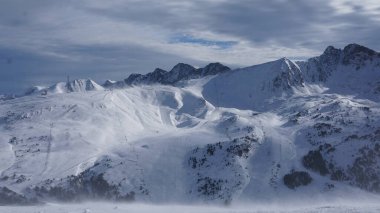 Andorra 'daki Grandvalira dağlarının ve kayak yamaçlarının karlı manzarası