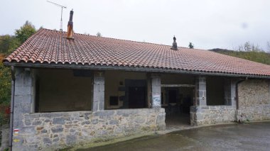 Gipuzkoa 'daki Ernio Dağı yakınlarında taş inziva yeri.