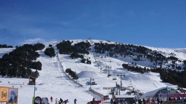 Grandvalira, Andorra, 7 Aralık 2021: Andorra 'da Grandvalira' nın kayak yamaçlarında karlı manzara