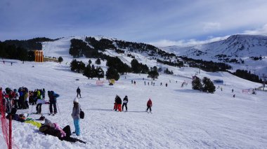 Grandvalira, Andorra, 7 Aralık 2021: Andorra 'da Grandvalira' nın kayak yamaçlarında karlı manzara
