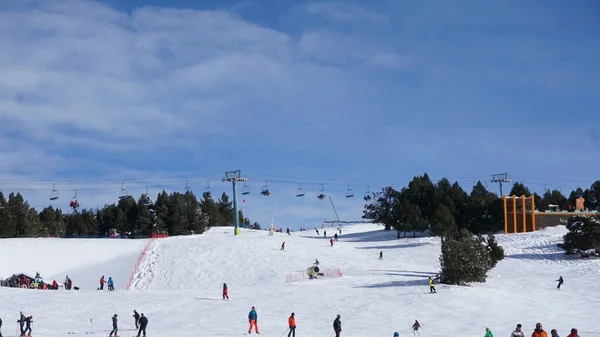 安道尔的滑雪场和格兰维拉山脉的雪景 — 图库照片