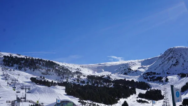 Andorra Daki Grandvalira Dağlarının Kayak Yamaçlarının Karlı Manzarası — Stok fotoğraf