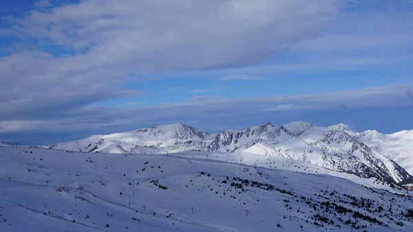 アンドラのスキー場やGrandvaliraの山の雪景色 — ストック写真