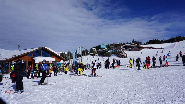 2021年12月7日 安道尔格兰德瓦拉 安道尔格兰德瓦拉滑雪斜坡上的雪景 — 图库照片