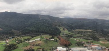 Bilbao havaalanı yakınlarındaki Bask ülkesinin kırsal bir bölgesinin havadan görüntüsü.