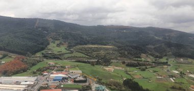 Bilbao havaalanı yakınlarındaki Bask ülkesinin kırsal bir bölgesinin havadan görüntüsü.