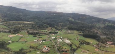 Bilbao havaalanı yakınlarındaki Bask ülkesinin kırsal bir bölgesinin havadan görüntüsü.