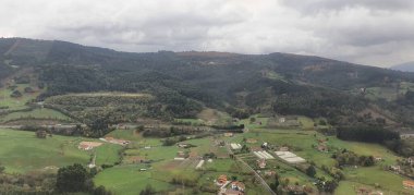 Bilbao havaalanı yakınlarındaki Bask ülkesinin kırsal bir bölgesinin havadan görüntüsü.