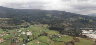 Bilbao havaalanı yakınlarındaki Bask ülkesinin kırsal bir bölgesinin havadan görüntüsü.