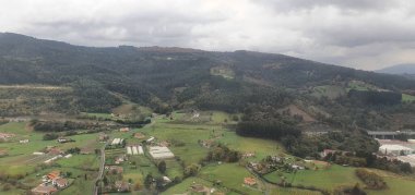 Bilbao havaalanı yakınlarındaki Bask ülkesinin kırsal bir bölgesinin havadan görüntüsü.