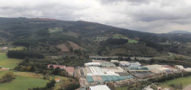 Bilbao havaalanı yakınlarındaki Bask ülkesinin kırsal bir bölgesinin havadan görüntüsü.