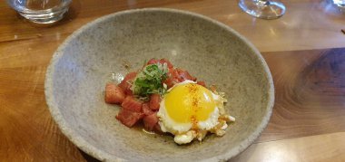 Japon restoranında düşük sıcaklıkta yumurtalı kırmızı ton balığı.