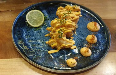 Japon restoranında baharatlı karides tempura.