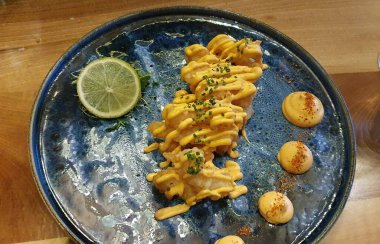 Japon restoranında baharatlı karides tempura.