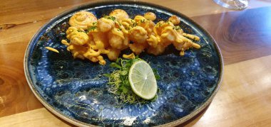 Japon restoranında baharatlı karides tempura.