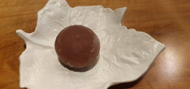 Bir Japon restoranında çikolatalı mochis.