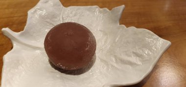 Bir Japon restoranında çikolatalı mochis.