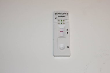 Donostia San Sebastian, Bask Ülkesi, İspanya, 26 Aralık 2021: Covid için antijen test kiti - 19