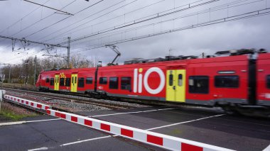 Foix, Fransa, 5 Aralık, 2021: Fransa 'da Foix yakınlarındaki bariyerleri aşan bir trenin görüntüsü