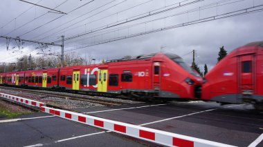 Foix, Fransa, 5 Aralık, 2021: Fransa 'da Foix yakınlarındaki bariyerleri aşan bir trenin görüntüsü