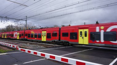 Foix, Fransa, 5 Aralık, 2021: Fransa 'da Foix yakınlarındaki bariyerleri aşan bir trenin görüntüsü
