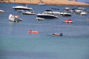 İbiza, Balear Adaları, İspanya, 30 Ağustos 2021: yaz sonunda İbiza koylarının manzarası