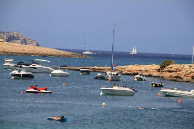 İbiza, Balear Adaları, İspanya, 30 Ağustos 2021: yaz sonunda İbiza koylarının manzarası