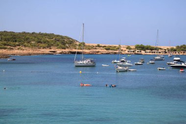 İbiza, Balear Adaları, İspanya, 30 Ağustos 2021: yaz sonunda İbiza koylarının manzarası