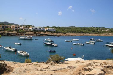 İbiza, Balear Adaları, İspanya, 30 Ağustos 2021: yaz sonunda İbiza koylarının manzarası