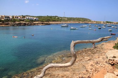 İbiza, Balear Adaları, İspanya, 30 Ağustos 2021: yaz sonunda İbiza koylarının manzarası