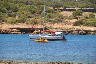 İbiza, Balear Adaları, İspanya, 30 Ağustos 2021: yaz sonunda İbiza koylarının manzarası