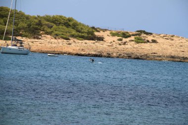 İbiza, Balear Adaları, İspanya, 30 Ağustos 2021: yaz sonunda İbiza koylarının manzarası