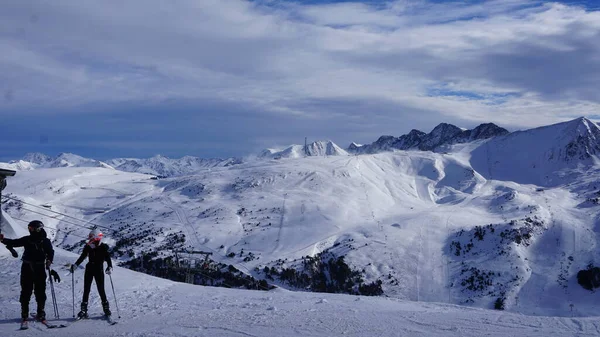 Grandvalira, Andorra, 6 Aralık 2021: Kış başında Grandvalira kayak merkezinde kayak ve kar manzarası.