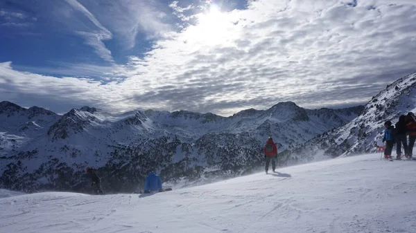 Grandvalira, Andorra, 6 Aralık 2021: Kış başında Grandvalira kayak merkezinde kayak ve kar manzarası.