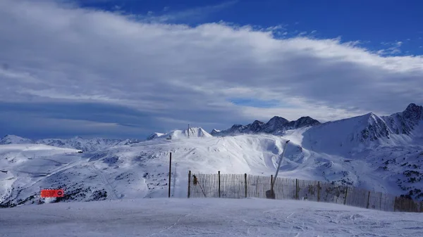 Grandvalira, Andorra, 6 Aralık 2021: Kış başında Grandvalira kayak merkezinde kayak ve kar manzarası.