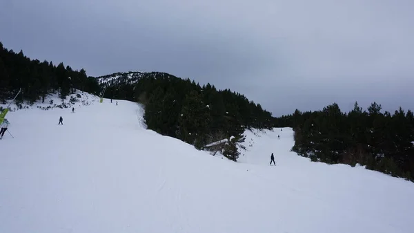 2021年12月6日 安道尔格拉纳维拉 冬季之初 格拉纳维拉滑雪胜地的滑雪和雪景 — 图库照片