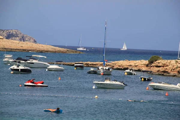 İbiza, Balear Adaları, İspanya, 30 Ağustos 2021: yaz sonunda İbiza koylarının manzarası